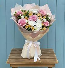 Букет цветов из:  Гвоздики, Орхидеи и Розы в Лунево