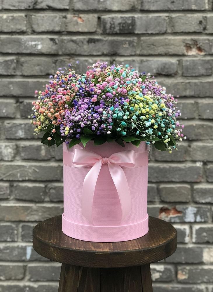 Цветочная композиция из Гипсофила и Розы в шляпной коробке в Лунево
