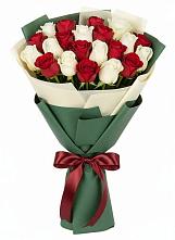 Букет Микс из красных и белых роз в Лунево