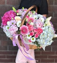 Цветочная композиция из Розы, Хризантемы, Пионы и Лизиантусы в корзине в Лунево