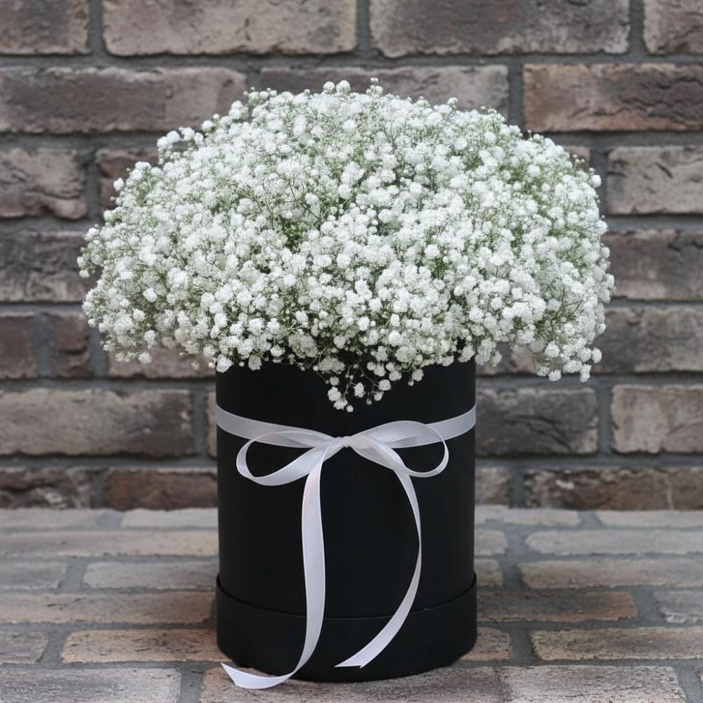 Цветочная композиция из Гипсофила в шляпной коробке в Лунево