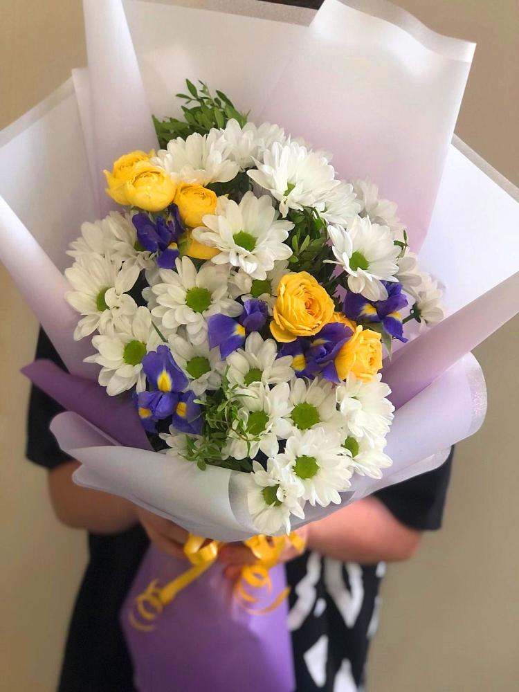 Букет цветов из: Ирисы, Хризантемы и Розы в Лунево