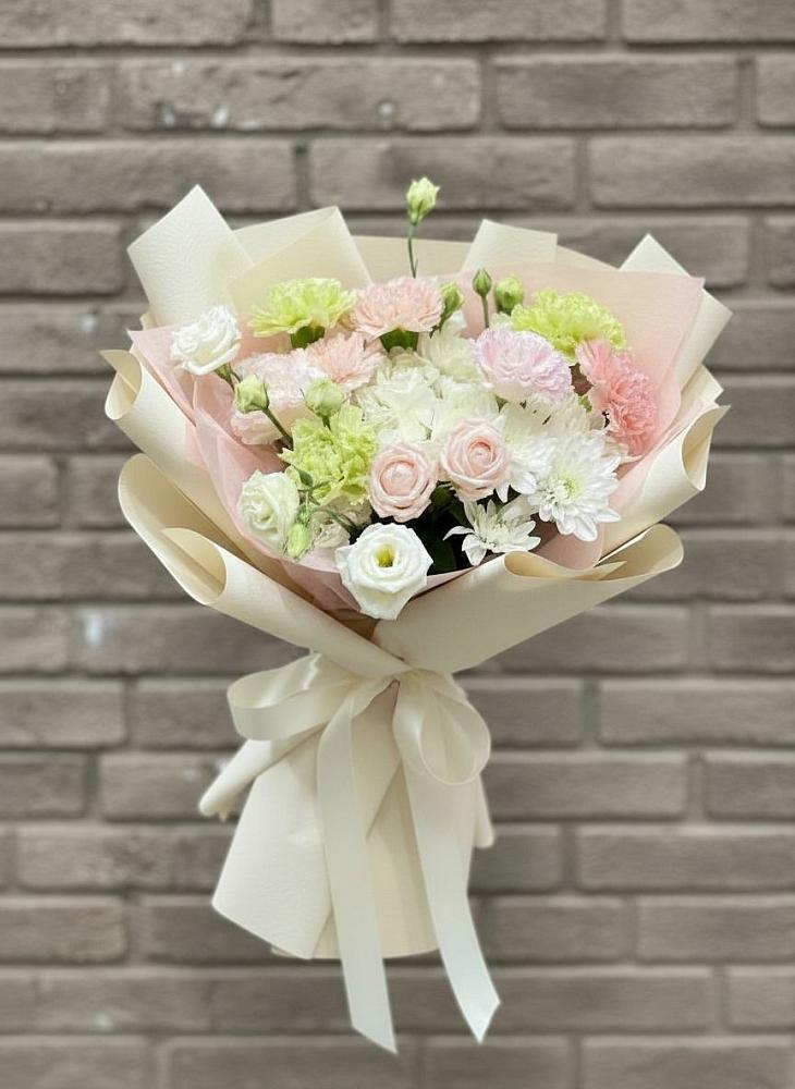 Букет цветов из: Гвоздики, Розы, Лизиантусы и Хризантемы в Лунево