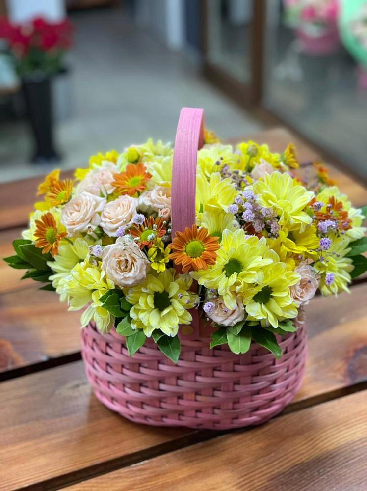 Цветочная композиция из Хризантемы и Розы в корзине в Лунево