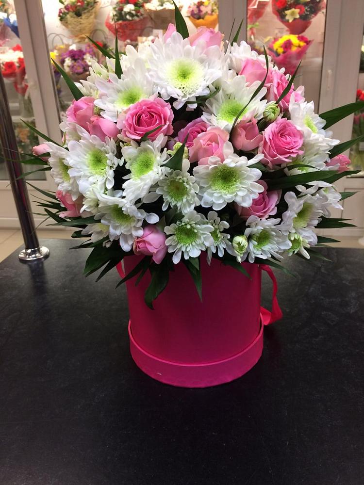 Цветочная композиция из Розы и Хризантемы в шляпной коробке в Лунево