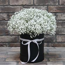Цветочная композиция из Гипсофила в шляпной коробке в Лунево