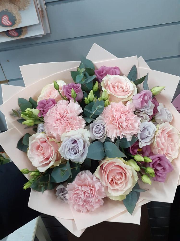 Букет цветов из: Розы, Гвоздики и Лизиантусы в Лунево